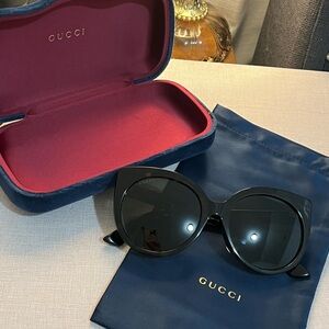 Gucci Elegant Black Cat-Eye Sunglasses